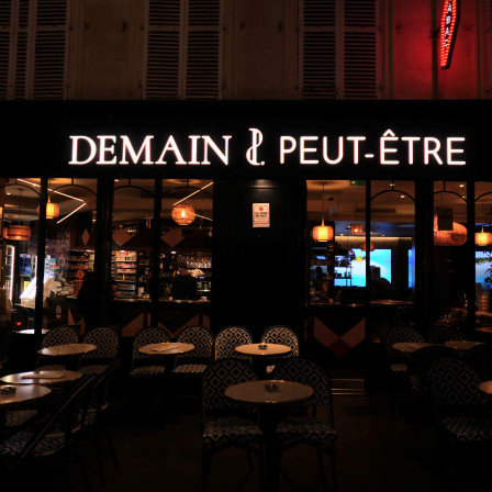 La façade du bar &amp;quot;Demain Peut-être" un tout autre jour qu'hier.
