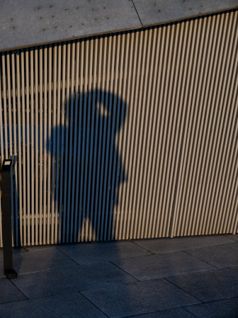 Mon reflet sur une paroi, sur le toit du bureau.