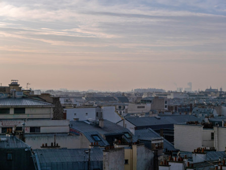 Au loin et à vol d'oiseau, y la place de la Bastille. (Mais on ne la voit pas, on ne voit que des toits parisiens)