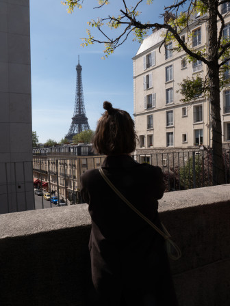 Une femme prend la Tour Eiffel en photo du côté d'Iéna (le métro)