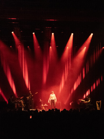Aldous Harding, goofy et gracieuse à la fois, en concert à la salle Pleyel