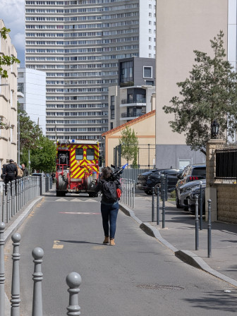 Une journaliste devant moi, son pied de caméra sur l'épaule, au milieu de la rue, à quelques centaines de mètres de chez moi.