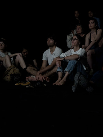 Des spectateurs à l'expo Nan Goldin. Pris dans la lumière et la fascination.