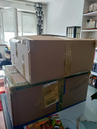 De très gros cartons sur la table à manger.