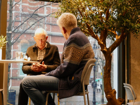 Deux messieurs au café du Musée Van Gogh à Amsterdam. Vieux couple ? Amis ? Chouettes, en tout cas.