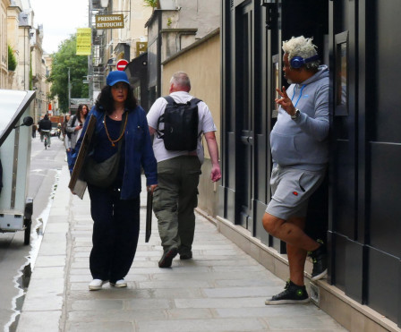 Fun fact, Llu est sur cette photo. Je ne m'en suis rendu compte qu'après, alors même que je marchais vers elle ! Bref, un homme noir, réclamait des sourires aux passantes et aux passants. Surtout aux passantes.