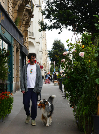 Un homme un peu hagard promène son chien devant la vitrine d'un fleuriste, dans une rue de Paris. LE chien est magnifique (oui, chez les hommes, je mate pas mal le chien, kestuvafer ?)