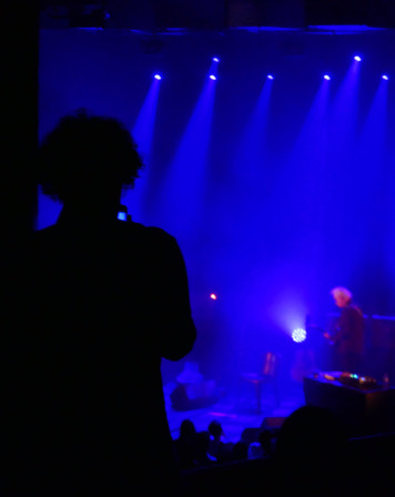 Un jeune homme filme Jim Jarmusch depuis le balcon de la Cigale
