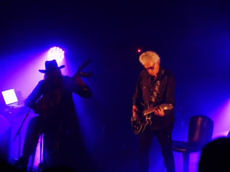 Jozef van Wissem au luth électrique et Jim Jarmusch à la guitare sur scène à la Cigale