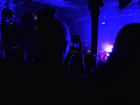 Une femme prend la scène de la CIgale en photo