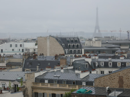 La Tour Eiffel sous la grisaille de juillet 2025.