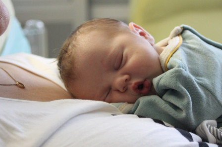 Lomalarchovitch à quelques heures, endormi sur moi.