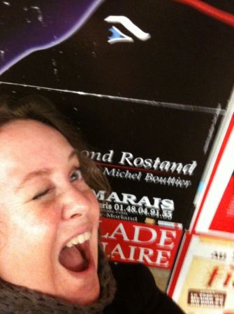 Affiche de Cyrano dans le métro et un clown, déc. 2011 Affiche de Cyrano dans le métro et un clown