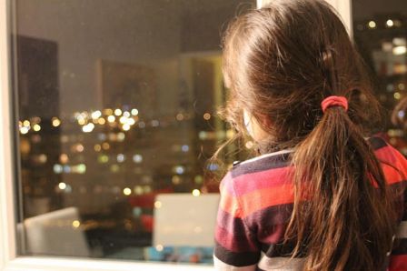 Curieuse à la fenêtre