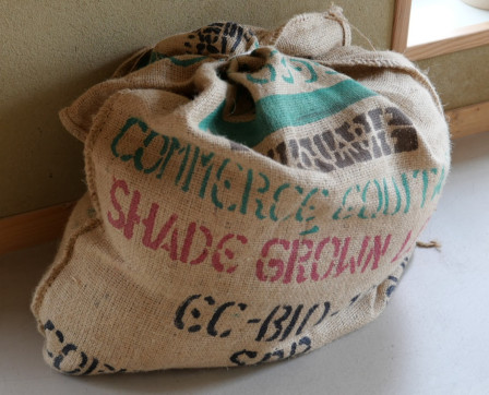 Un sac de cacao à l'usine de la chocolaterie Ethicable à Fleurance dans le Gers, si vous voulez tout savoir.