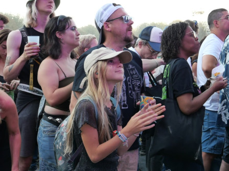 Une petite fille à son premier concert.