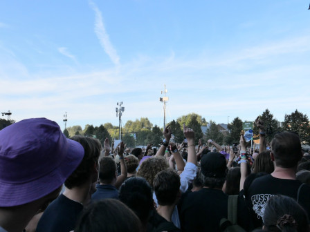 La foule, de dos, mains levées (ok c'est un concert et pas une manif, j'avais pas de photo de manif).