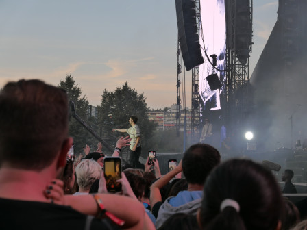 Grian Chatten de Fontaines D.C. sur scène.