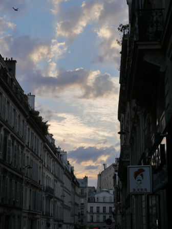 Ciel de fin d'été rue de Liège à Paris.