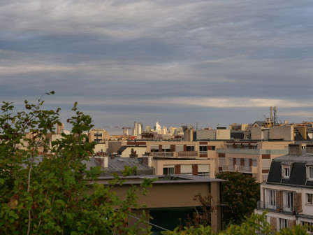 La Défense, au loin, prise dans une lumière jaune un peu sale de pré automne, ce matin.