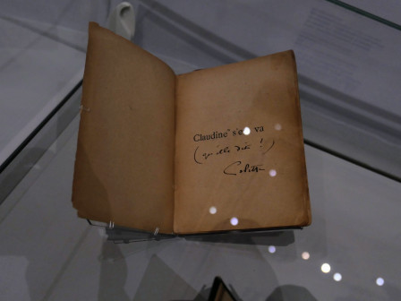 Dédicace de Colette sur la page titre de "Claudine s'en va". Colette ajoute, après le titre : qu'elle dit !