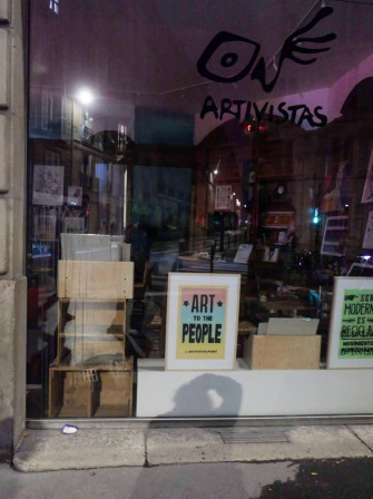 Mon reflet en train de photographier une affiche "Art for the people" dans une vitrine de galerie d'art, au coin de la rue du bureau.)