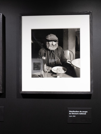 Un homme barbu à une soupe solidaire à Lyon, en 1942