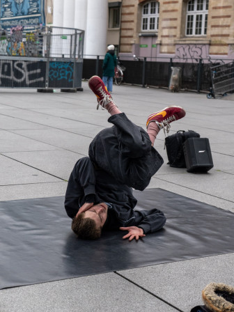 Un danseur de rue place Stravinsky. Si vous ne le savez pas, la place Stravinsky est l'un de mes endroits préférés de Paris - bon, ça n'est pas le moment, entre le centre Pompidou en travaux, la fontaine derrière des barrières, elle n'est pas à son meilleur moment. Mais ce danseur, je me suis assise sur un plot un moment pour le regarder, le prendre en photo. Il se passait quelque chose et j'étais contente d'être là pour le saisir.