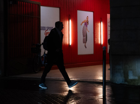 Une silhouette en ombre chinoise sur un fond rouge.