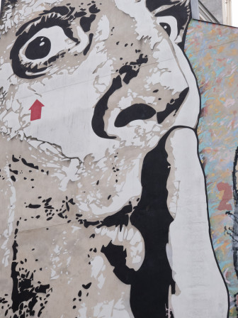 Dali, unique, intrigant, sur la place Stravinsky à Paris.