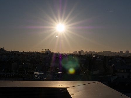 Vers 8 heures ce matin, la skyline du nord-est parisien se découpe en ombre chinoise, des rayons jaunes et violet tout autour du soleil