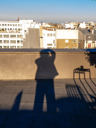 Mon ombre, soleil dans le dos, tournée vers l'ouest de Paris, un matin d'avri 2026