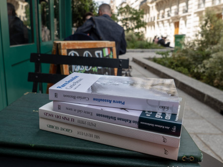 Des livres sur une table de restaurant.
