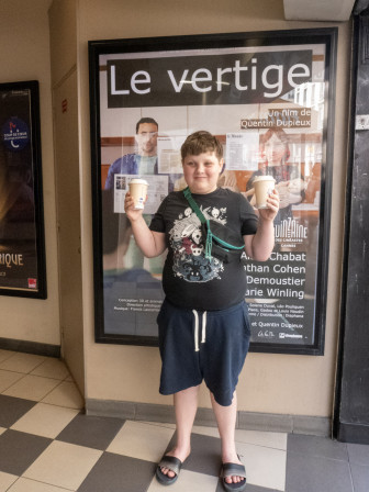 Lomalarchovitch, capuccino et chocolat chaud en main, avant d'entrer au ciné.
