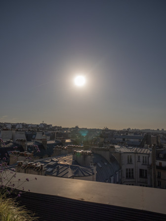Le soleil chaud qui nous nargue, du haut de la canicule en cours.