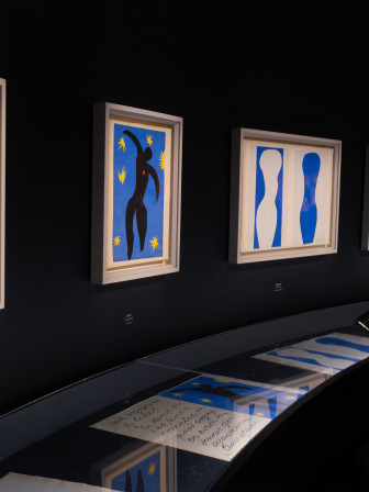 Un tableau de Matisse avec une silhouette humanoïde noire sur fond bleu, des étoiles jaune autour.