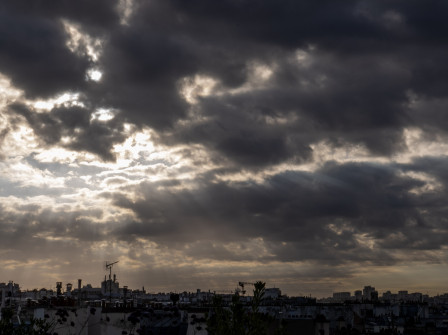 Une trouée de lumière dans des nuages menaçants, au dessus des toits de Paris. Pour créer cet effet de noirceur, j'ai exposé pour le ciel bleu, fourbe que je suis.
