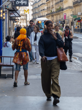 Une jeune femme à l'allure décontractée et décidée à la fois trace sa route en face de moi.