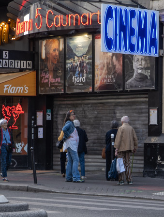 Avant l'ouverture, devant le ciné.