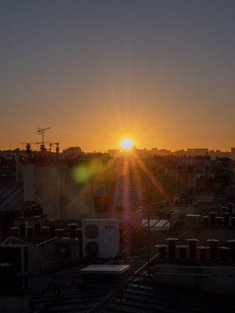 Le lever de soleil du 23 septembre 2026 sur les toits de Paris.