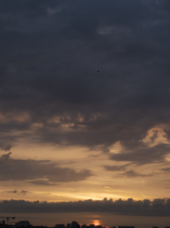 Quand le soleil a fait de l'ocre pâle dans les nuages, ce matin.