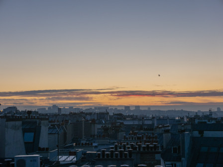 Du gris mais aussi de l'orangé de soleil pas résolu à passer toute la journée cachée, voici la palette de mes photos sur le toit du bureau ce matin.