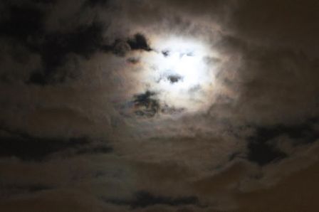 Lune et nuages