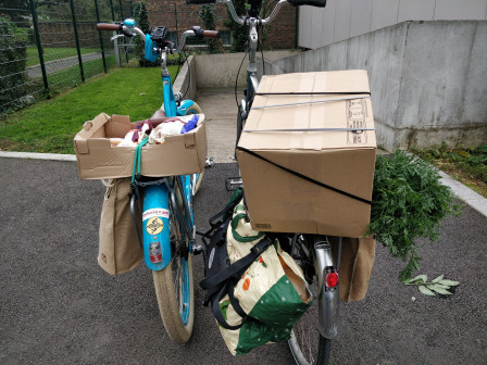 Des vélos chargés de colis.