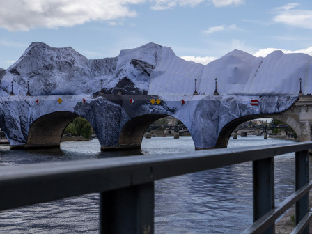 Le Pont-Neuf vu des quais de Seine, emballé par l'artiste JR.