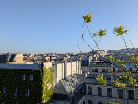 Vue des toits du nord de Paris depuis celui de mon bureau.