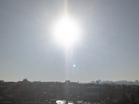 Le soleil déjà brûlant sur les toits de Paris, un matin d'avril 2025