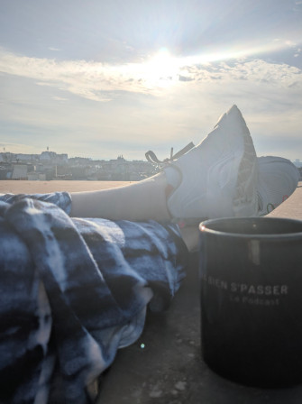 Des nœuds de lacets qui se dénouent. Enfin ils ne se dénouent plus depuis qu'Anna m'a appris ce matin l'existence du nœud de cordonnier, mais on s'en fout, c'est juste une métaphore.