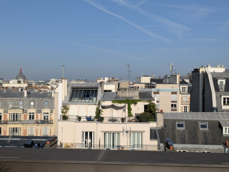 L'immense baie vitrée qui donne sur la chambre en mezzanine de l'appartement de mes rêves.