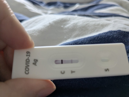 Mon test, positif au Covid, avec un joli trait apparu en quelques secondes pour me dire : "hey, how fucked you are, baby"